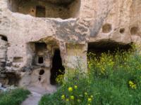 Bei einer der Höhlenwohnungen in der Felswand des Zelve Tals